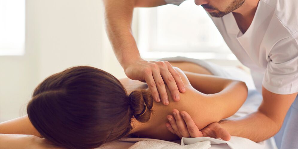 Una dintre metodele eficiente de tratare a artrozei articulației umărului este masajul. 