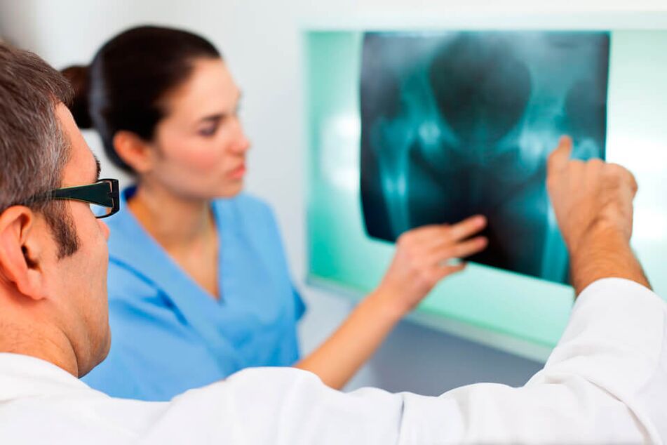 Un reumatolog sau un traumatolog diagnostichează durerea în articulația șoldului. 
