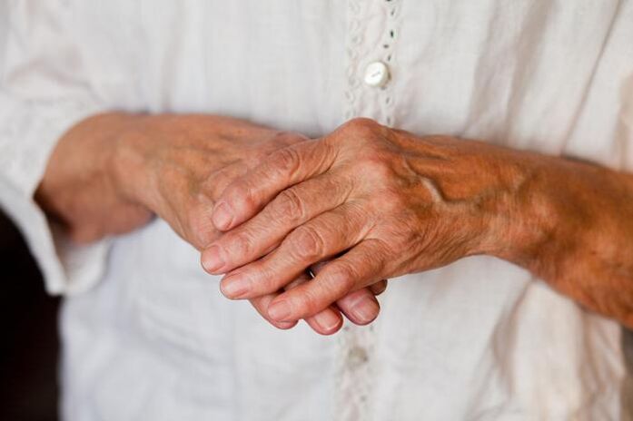 Durerea la nivelul articulațiilor mâinilor deranjează adesea persoanele în vârstă