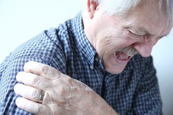 Durere de umăr la un bărbat în vârstă diagnosticat cu artroză a articulației umărului